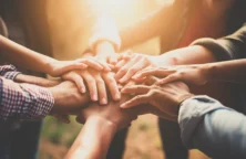 Faut-il adopter la communauté universelle ?