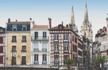 La capitale économique à quelques kilomètres de l’océan