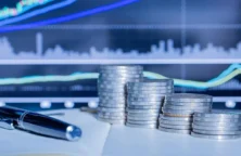 Pile de pieces, stylo, graphique (©JComp)