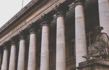 La Bourse de Paris évolue avec prudence