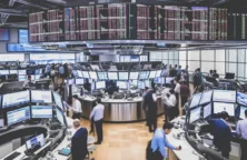 Pourquoi les Bourses mondiales volent-elles de record en record?
