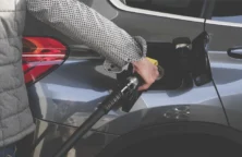 un homme fait le plein d'essence en gros plan