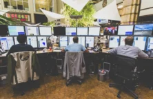 Marchés: l&rsquo;Europe cale, Wall Street bien orientée après l’emploi américain