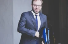 Le ministre des Finances insiste sur l&rsquo;aspect « temporaire » des hausses d&rsquo;impôts ciblées