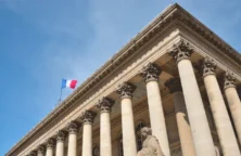 La Bourse de Paris en petite baisse, souffre de la concurrence avec les États-Unis