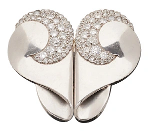 Paire de clips de revers formant broche en or gris, platine et diamants