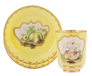 Rares tasse et soucoupe à fond jaune en porcelaine