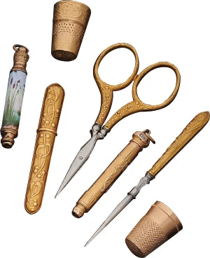 Lot de deux dés à coudre, un poinçon, un étui à aiguilles, des ciseaux et deux porte-mines